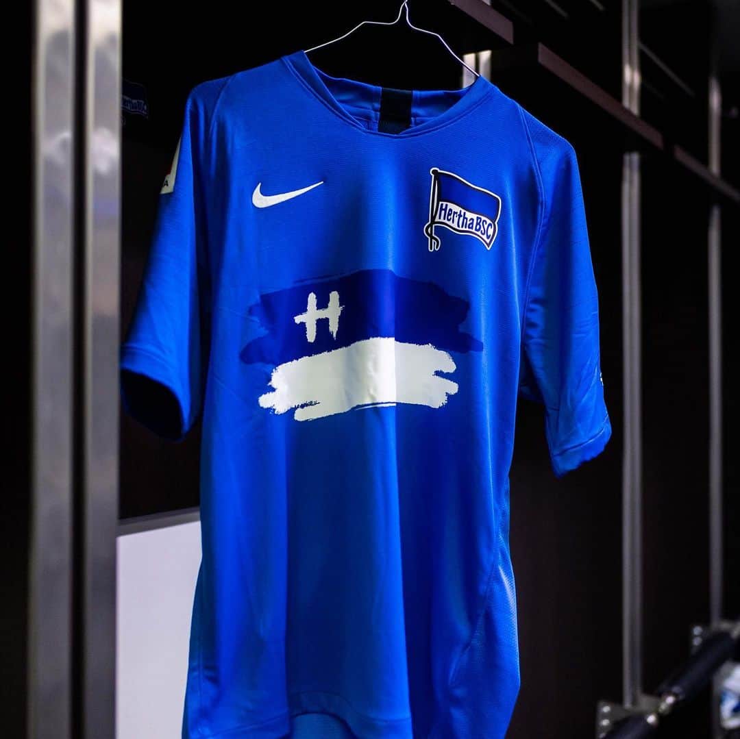 ヘルタ・ベルリンのインスタグラム：「🔵⚪️✊ . . #BSCBVB #HaHoHe #herthabsc」