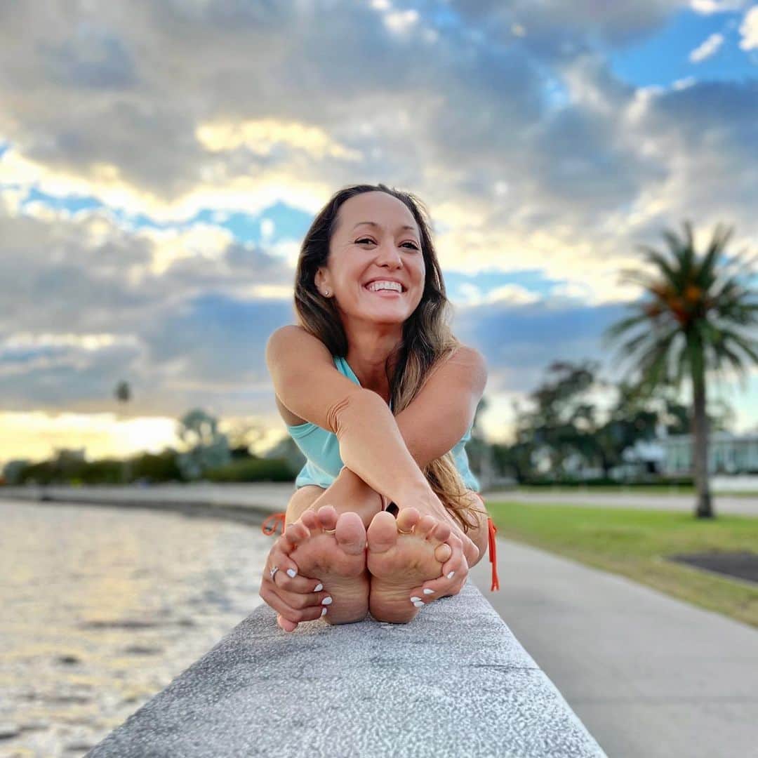 キノ・マクレガ―のインスタグラム：「Try to pursue happiness directly and you’ll end up miserable. Instead, find happiness indirectly by doing what brings you joy and learning how to let good in. _ Happiness is a circular path that you find amidst meaning and depth. Like having fun, you can’t try too hard. You have find that perfect mix of effort and surrender, grit and grace. _ Practice with me online Wednesday’s at 1 pm only on @omstarsofficial  _ Special Primary Series next Thursday at 10 am online @omstarsofficial  _ Dominican Republic retreat coming January 7-10, 2021. Save the date.  _ #yoga #happy #kinoyoga #yogi #tampa #florida #ashtanga #omstars  Photo @ifilmyoga @bellapranayoga  🙏💕」
