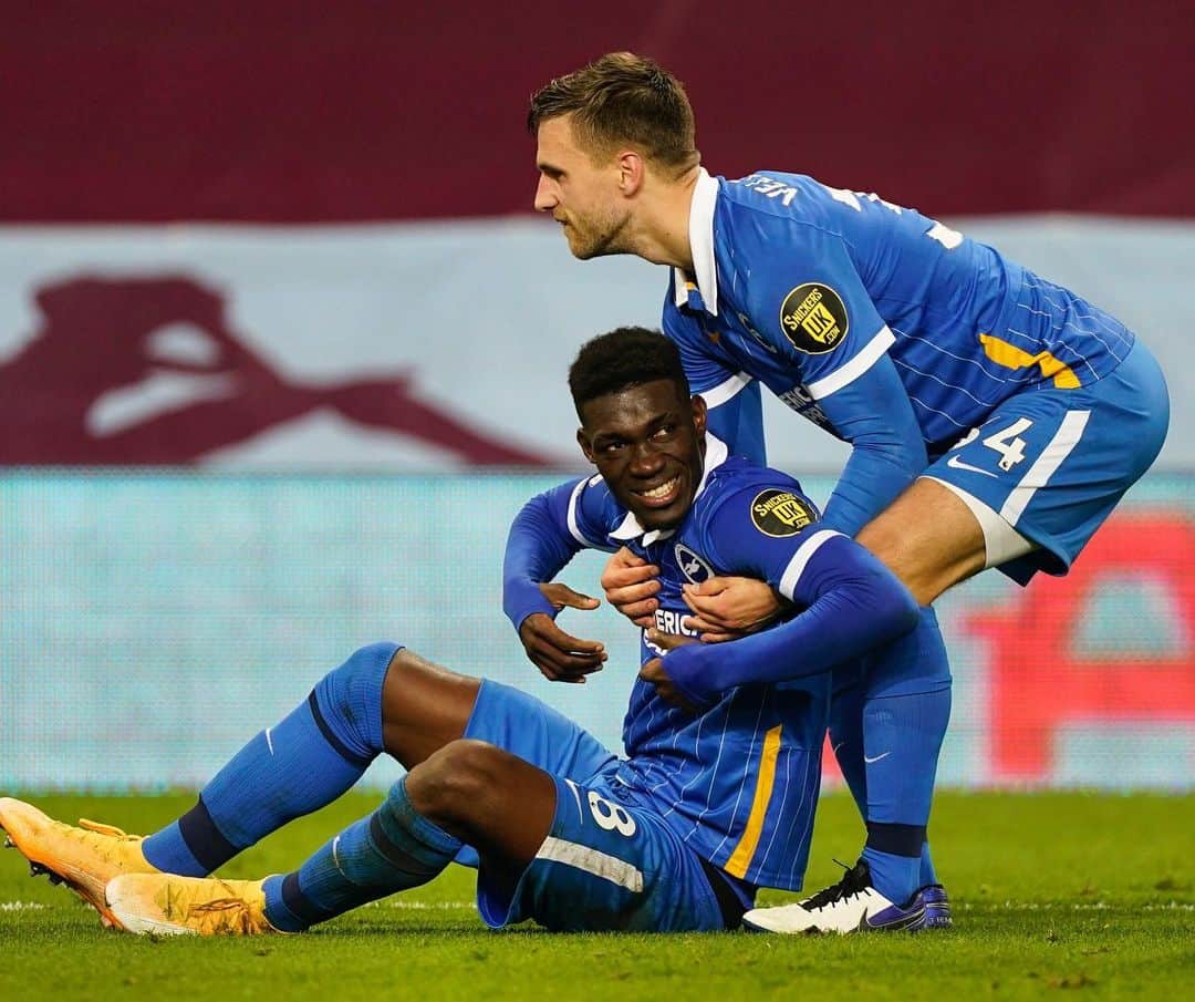 ジョエル・フェルトマンのインスタグラム：「When the party is over and your mate @yves_bissouma really wants to stay 😁 Get innnn boys 🔵⚪️💪 #3points #bhafc」