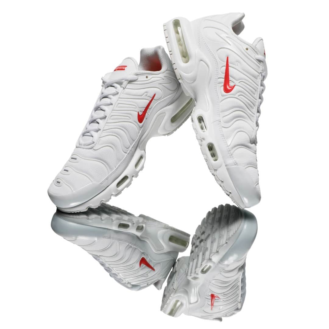 Flight Clubさんのインスタグラム写真 - (Flight ClubInstagram)「In collaboration with New York skate brand Supreme, the Nike Air Max Plus 'White' dropped in conjunction with their F/W 2020 delivery, using the shoe's signature TPU overlays for a brand hit over the white mesh upper.」11月22日 3時00分 - flightclub