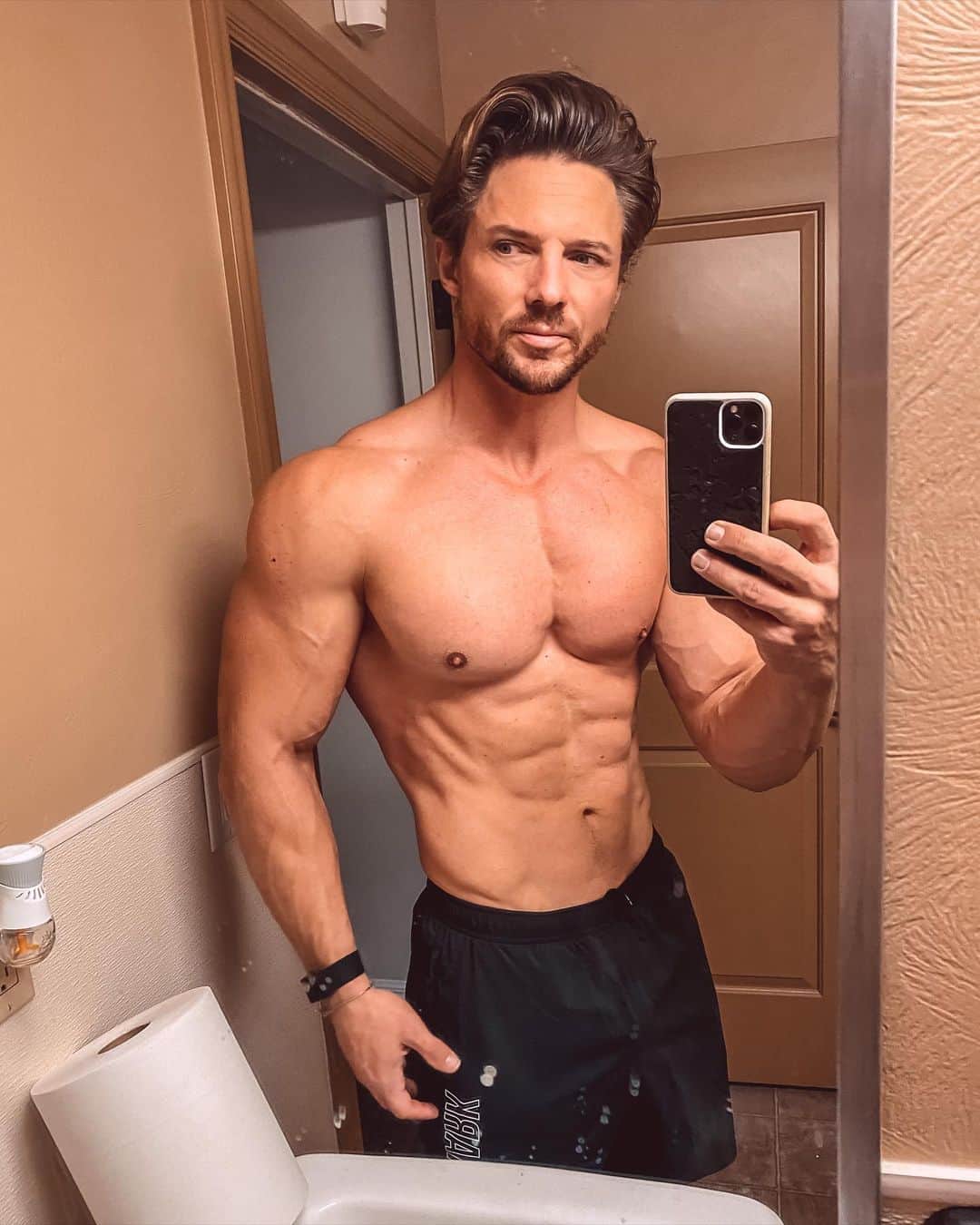 スティーブ・クックのインスタグラム：「Saturday upper bodywork. Channeling my inner steve reeves- hair beard bod」