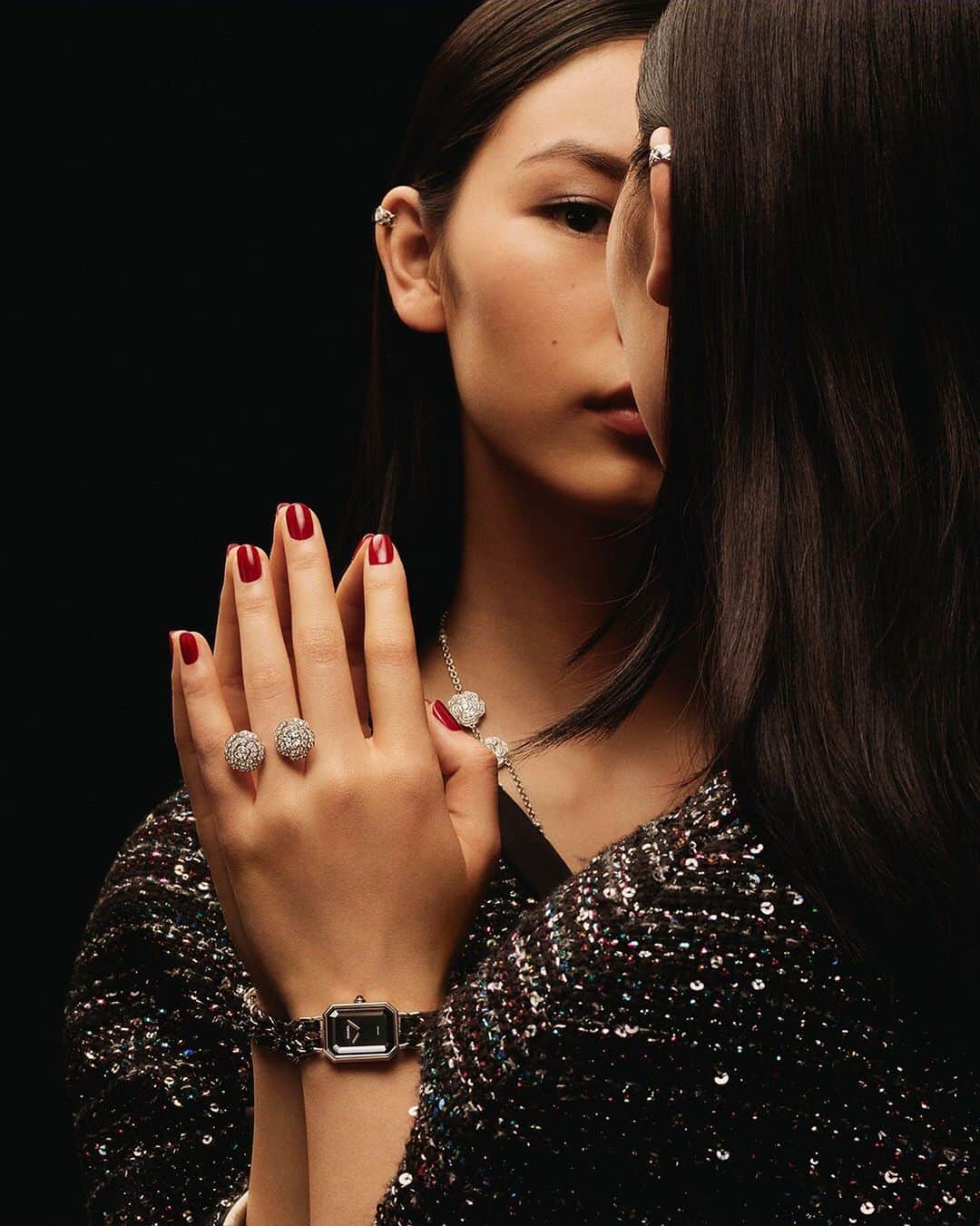 のインスタグラム：「A CHANEL Dream Never Fades  @liubingbing7 wears the PREMIÈRE ROCK watch with a steel strap interwoven with leather, a ring and necklace from the CAMÉLIA collection in white gold and diamonds and COCO CRUSH earrings in white gold and diamonds.  #CHANELDreaming #CHANELFineJewelry #CHANELWatches #CameliaCollection #COCOCRUSH #CHANELPremiere   Discover the selection. Link in bio.」