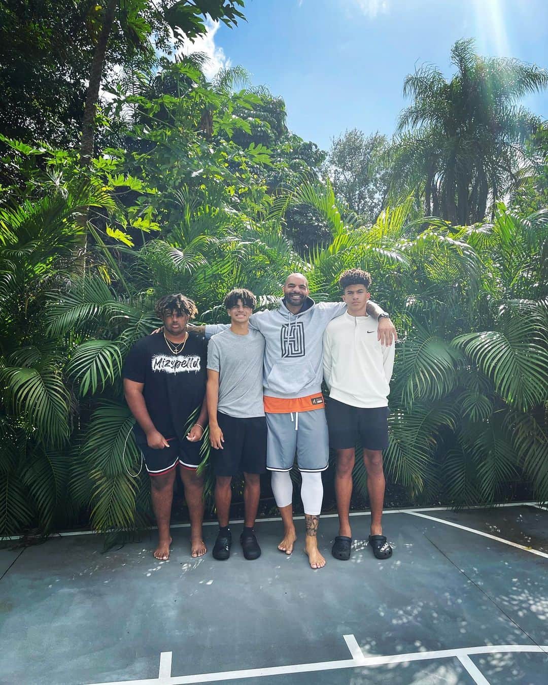 カルロス・ブーザーのインスタグラム：「Had Fun Chillin’ Wit The Boys For My Bday!!!  They Bout To Start Calling Me Shorty Reaaaaaaaaaaal Soon 😂... #HOLDAT 📷: @cboooz」