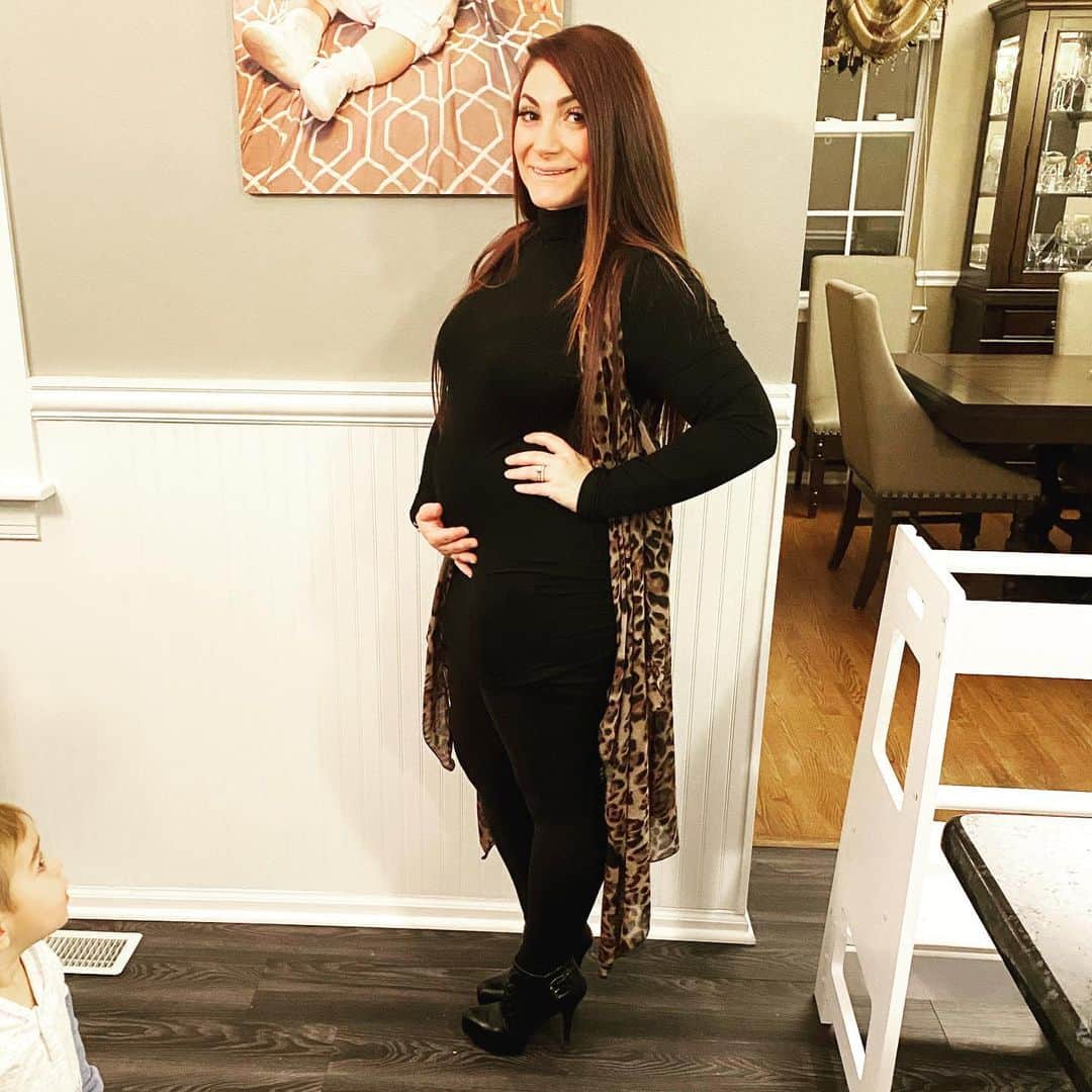 ディーナ・ニコール・コルテーゼのインスタグラム：「Little Man #2 really popped this week 💙 #17weeks」