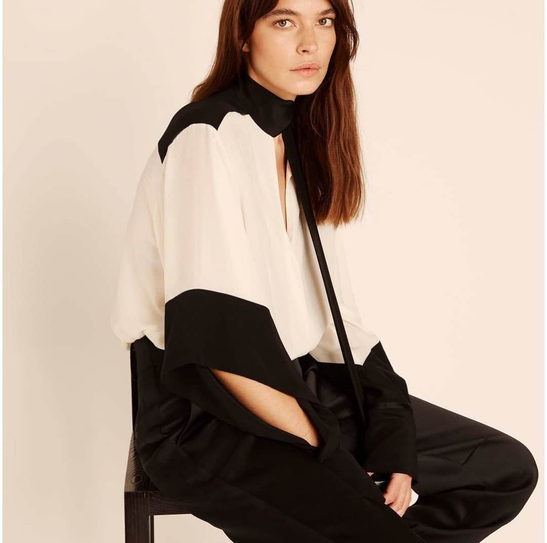 アマンダ ウェイクリーのインスタグラム：「monochrome colour blocking and draped statement sleeves... a contemporary take on kimono dressing  #colourblock #monochrome #statementsleeve #statementtop #parisianchic #aw20 #minimalist」