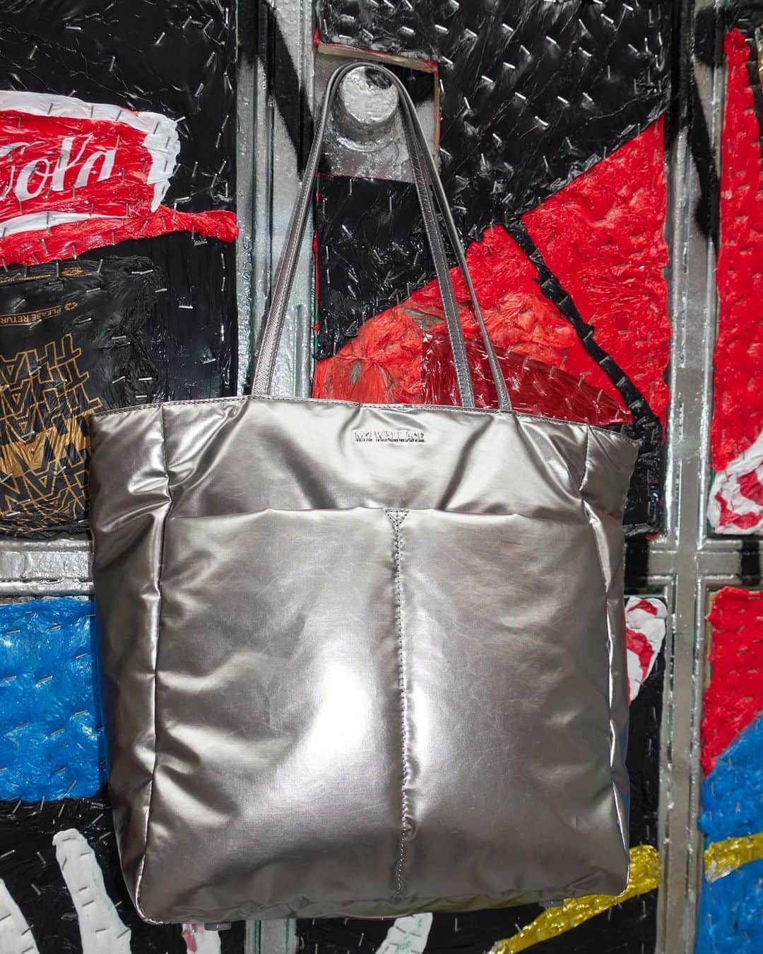 MZウォレスのインスタグラム：「That moment when your Mercury Bowery Quatro Tote is the perfect addition to a New York color story. @rae_bk, thanks for the backdrop. ;)」