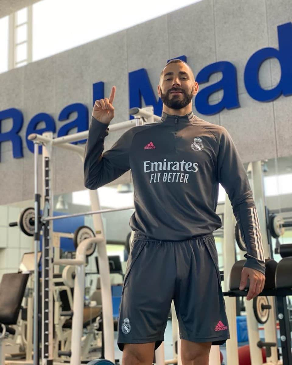 カリム・ベンゼマさんのインスタグラム写真 - (カリム・ベンゼマInstagram)「Keep going ⏳⚔️ #alhamdulillah 🤲🏼」11月22日 3時51分 - karimbenzema