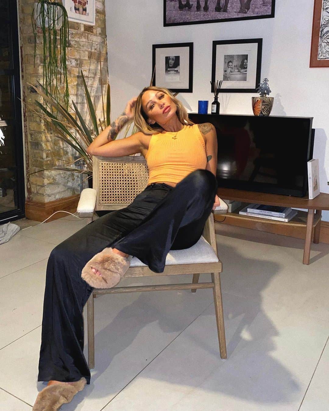 ルー・ティーズデールのインスタグラム：「Bon Jovi. Please come home for Christmas. On repeat.  - What’s your Christmas song? - Top @h.ours @revolve  Trousers @chloelloyd @prettylavishuk  Slippers @rayethelabel @revolve」