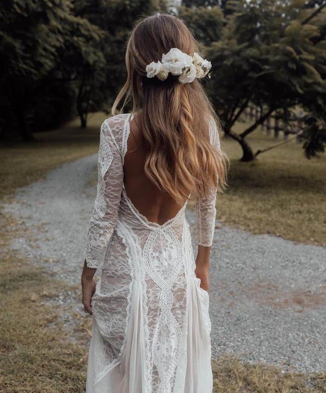 Wedding ?さんのインスタグラム写真 - (Wedding ?Instagram)「Back Details ✨✨ which one is your favorite?  Costas! Qual sua preferida? Dresses by Grace Loves Lace」11月22日 3時59分 - weddingideas_brides