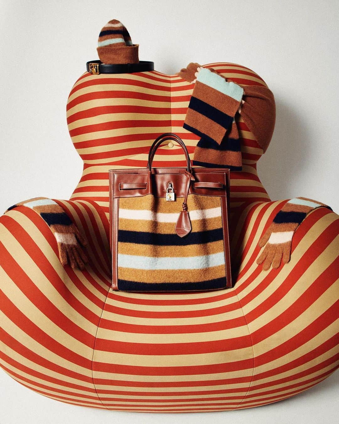 ランバンのインスタグラム：「Third wish of the list : striped accessories. #LanvinGift」