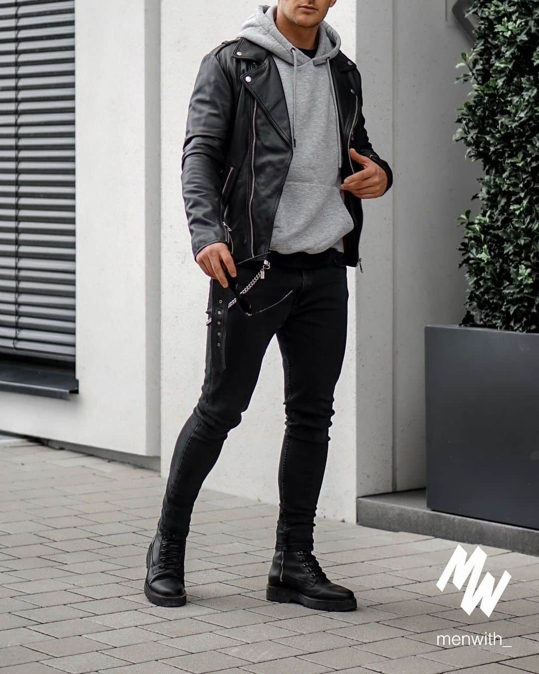 Men Withのインスタグラム：「Very nice photo of our dear friend @iamluca.z_ 👌🏽 #menwithstreetstyle」