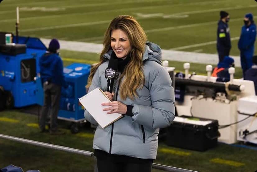 エリン・アンドリューズのインスタグラム：「THANK YOU @aritzia for letting me try your new SUPER PUFF20! Perfect for Seattle games. Waterproof and warm! I’m a believer!! Obsessed. #thesuperpuff #notanad @vtrilling @jilliangregory @tapiaphoto」