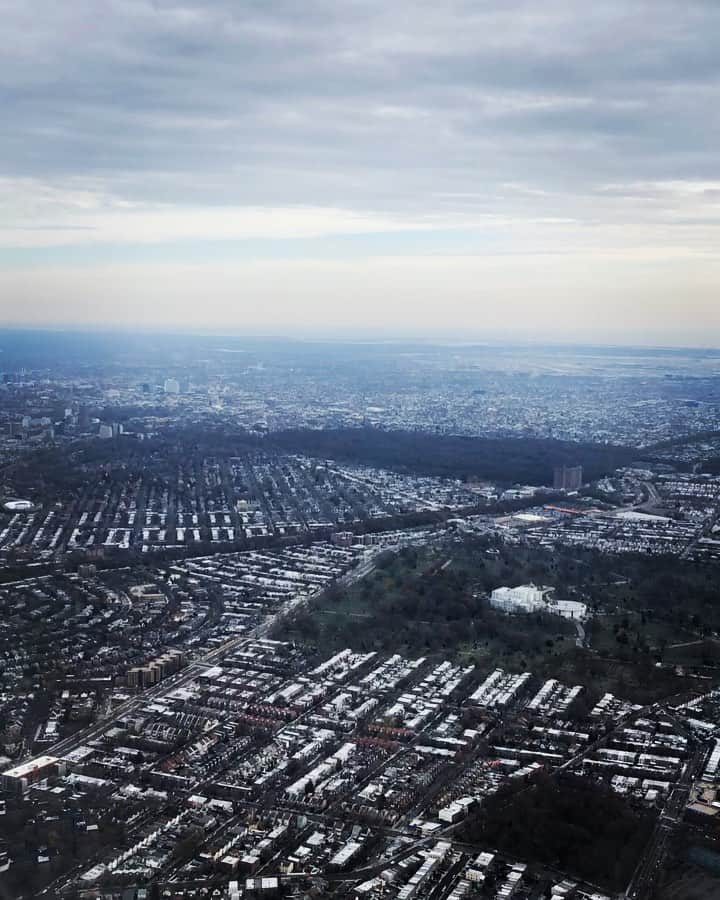 ジェイミー・アレクサンダーのインスタグラム：「Back in #NY before the projected holiday rush ✈️ 🙏🏻 #wearamask #work #atlanta」
