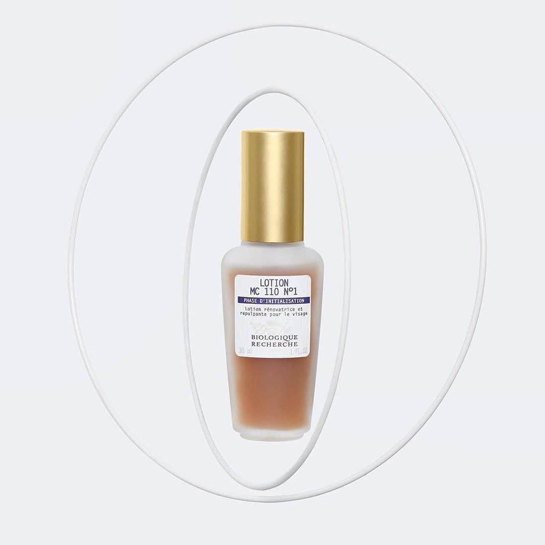 Biologique Recherche CZEさんのインスタグラム写真 - (Biologique Recherche CZEInstagram)「Lotion MC 110 N•1  se právem ve světě nazývá Beauty Booster. S oblibou ho používají kosmetické specialistky v salonech a doporučují ho i pro domácí péči. Tato restrukturalizující pleťová voda jemně exfoliuje i tu nejtenčí pokožku. Dodává objem a tonizuje epidermis. Vyhlazuje jemné linky a vrásky, obnovuje obličejové kontury. Pleť vypadá hladší a rozzářená. Doporučujeme aplikovat jako intenzivní 10-denní kúru.  #BiologiqueRecherche #BuildingBetterSkin #lotionmc110 #facecare #exfoliace #plet #zdravaplet #kosmetika #biologiquerecherche_cze #buildingbetterskin」11月22日 4時01分 - biologique_recherche_cze