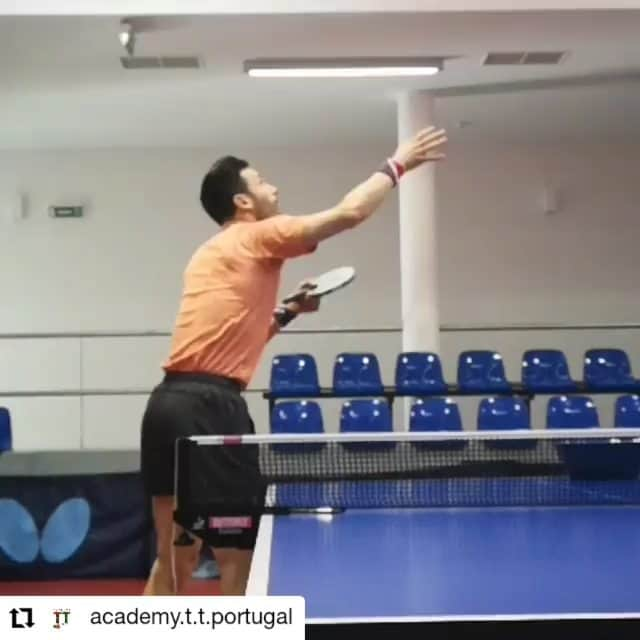 ジョアン・モンテイロのインスタグラム：「The beauty of serve 🏓💣💥 @academy.t.t.portugal @butterflyttofficial @customfeet_ #tenisdemesa#tabletennis#tischtennis#serviço#serve#aufschlag#practice#repeat#beauty」