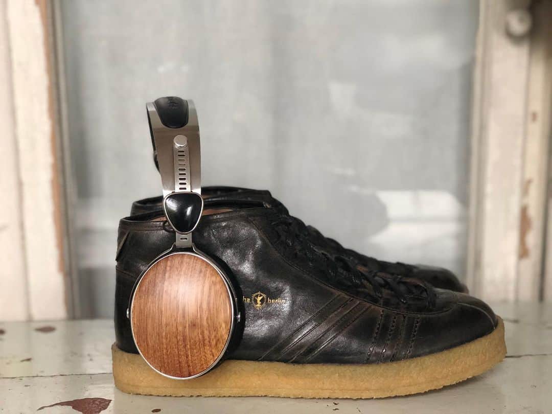 のインスタグラム：「TRAINER Winter Collection! In the 3 Zeha Berlin Stores and Online!  #zehaberlin #sneakers #trainer #vintagesportswear #oldgermanbrand #fotooftheday #finalist #football #calcio #fussball #derby #liga #club #libero #wm #schuhe #leder #shoes #classicsports #berlinweekend #berlinstyle #winterschuhe #kautschuk #dj #housemusic #stayhome #berlin #berlinmusic」