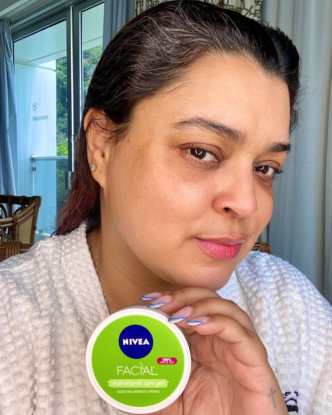 Preta Gilのインスタグラム：「Tô aqui me preparando pra nossa live e já estou emocionada. Pra me sentir ainda mais abraçada e cuidada eu usei pra preparar minha pele o meu NIVEA HIDRATANTE FACIAL EM GEL, o último lançamento da linha de hidratantes faciais de @niveabrasil. Ele foi desenvolvido especialmente para a pele oleosa. Além, de combinar as propriedades do ácido hialurônico e o frescor do pepino, é 100% livre de óleos, garantindo hidratação e refrescância por 24 horas sem a sensação de pele oleosa.  Já já eu termino aqui e as 18 horas encontro vocês lá, combinado?」