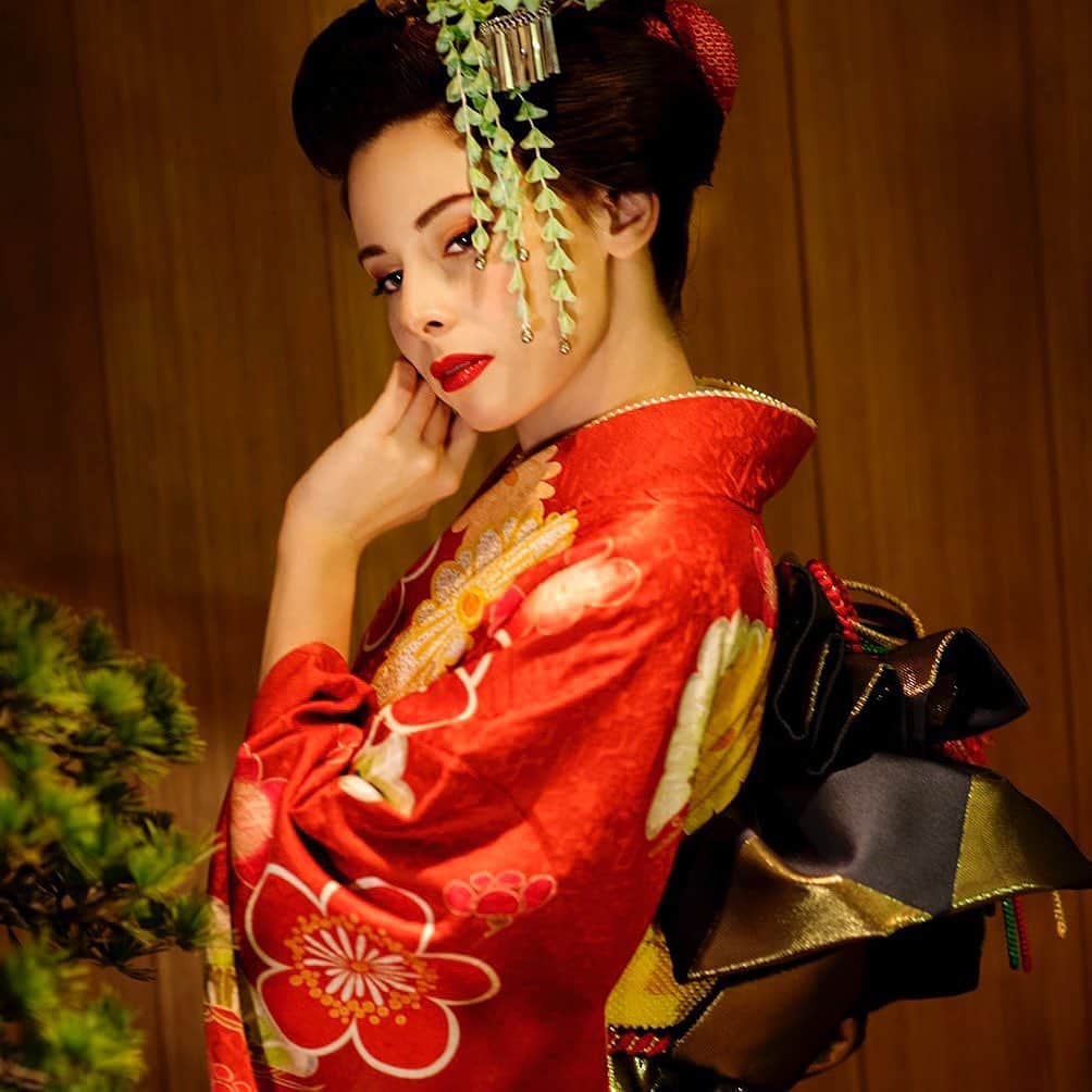 のインスタグラム：「🇯🇵 絵の中　特別な経験 日本にいる間にしたモデルの仕事の中で、有名なアーティストさんのためのモデルをさせていただきました。 才能ある吉保田村さんに、素敵な写真を撮っていただけて、その絵を見るたびに感動してしまいます。  今井 喬裕さんに１８００年時代の服で子供っぽい感じに撮っていただきました。大事な絵です！私にとぅて一番特別な経験でした。 アーテイストのインスピレーションでいれるなんて誇りです。  🇬🇧 𝕀ℕ 𝔸 ℙ𝔸𝕀ℕ𝕋𝕀ℕ𝔾 𝔸 𝕦𝕟𝕚𝕢𝕦𝕖 𝕖𝕩𝕡𝕖𝕣𝕚𝕖𝕟𝕔𝕖  Among the various modeling jobs I had, I’ve had the honor to pose for famous artists. Yoshiyasu Tamura managed to paint me in a very unique way. I still have one of these paintings on my wall!  Instead, Imai Takahiro (last three pictures) decided has an “antique” style, I look so much younger in his paintings!   Definitely one of the best experiences! It’s so satisfying as a model to be of inspiration for an artist.   🇮🇹 𝕀ℕ 𝕌ℕ 𝔻𝕀ℙ𝕀ℕ𝕋𝕆 𝕌𝕟𝕒 𝕖𝕤𝕡𝕖𝕣𝕚𝕖𝕟𝕫𝕒 𝕤𝕡𝕖𝕔𝕚𝕒𝕝𝕖  Tra i tanti lavori di modeling in cui mi sono cimentata stando in Giappone, ho avuto l'onore di posare per degli artisti famosi.  Yoshiyasu Tamura artista dal riconoscibile tratto orientale, riuscì a rappresentarmi come mai mi ero vista prima. Conservo un'opera e ogni tanto mi trovo a guardarla con ammirazione.  Imai Takahiro invece (ultime tre foto) mi rappresentò in stile ottocentesco, con un viso quasi infantile. Quei dipinti hanno un grande valore, quasi mi imbarazza pensarci!   Fu una delle esperienze più particolari che mi siano capitate; è stato molto bello ed appagante essere di ispirazione per degli artisti.  #art #paintings #painting #kimono #japan #giappone #japaneseartist #japaneseart #losangeles #yoshiyasutamura #imaitakahiro #kimonostyle #model #modeling #modella #モデル #外国人モデル #ユリコタイガー #今井喬裕 #吉保田村 #着物 #着物女子 #日本 #東京 #モデル募集 #フリーモデル #外国人モデル東京 #外国人モデル募集」