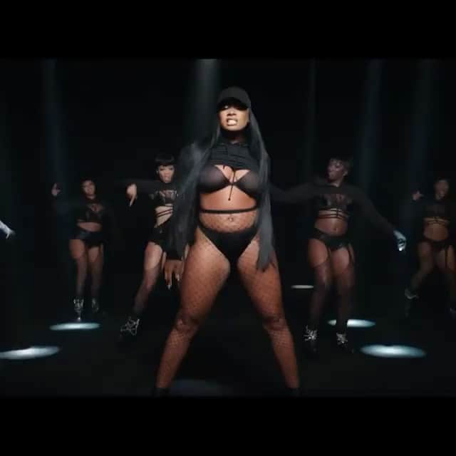 カーラ・デルヴィーニュのインスタグラム：「THIS VIDEO IS EVERYTHING! GO WATCH IT NOW! I am completely obsessed @theestallion @tarajiphenson I WANT MORE」
