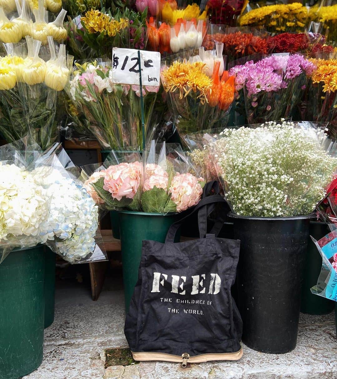 フィードプロジェクツさんのインスタグラム写真 - (フィードプロジェクツInstagram)「Packable & zippable, so you’re always ready with a tote for your impulse flower purchases 🌻🌷」11月22日 4時46分 - feed