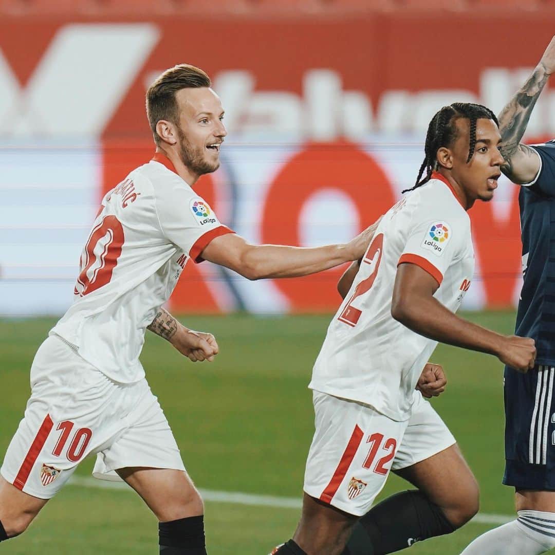 イヴァン・ラキティッチのインスタグラム：「Vamos mi Sevilla! ❤️⚪️ #IvanRakitic #SevillaFC」