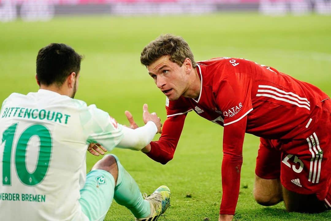トーマス・ミュラーのインスタグラム：「The picture tells the story 1:1 We trained really good during the week but we couldn’t show it on the pitch today. Especially the first half was bad. Now we have to deal with the result and put the focus on Wednesday to continue our @championsleague winning streak. #letsgoagain #weitergehts #comebackstronger #wehavetobeselfcritical #aufgehtsfcb」