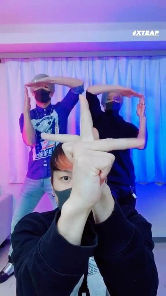 XTRAPのインスタグラム：「🕹Finger ﻿operate tutting🎛 ----﻿ 📲Everyday XTRAP REEL📲﻿ ----﻿ 🛠Choreograph by﻿ XTRAP @zange_xtrap ﻿ @ryoga_xtrap ﻿ @kenshin_xtrap﻿ ----﻿ #operate #geometric #robot﻿ #Tutting #振付 #タット振付 #ダンス動画 #XTRAP #handdance #ダンス #flowart #fingertutting #light #動画制作 #creative #fingerdance #puzzledance #asia #japan #kaleidoscope #タットダンス #japan #move #tuttingchoreography #tiktok #performanceart #dance #パズルダンス #Choreograph」