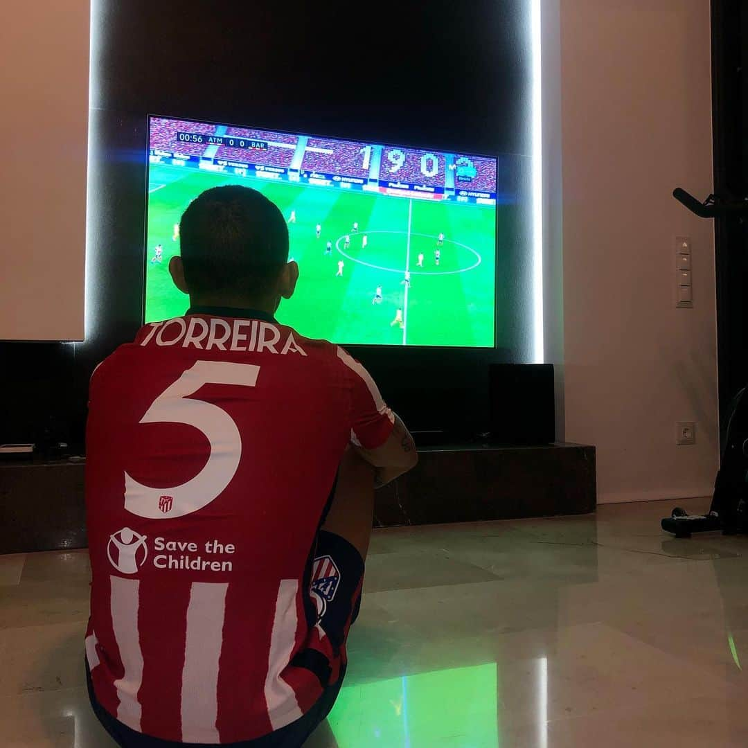 ルーカス・トレイラさんのインスタグラム写真 - (ルーカス・トレイラInstagram)「V A M O S @atleticodemadrid 💪🏻⚽️ Hoy toca alentar desde casa.  🦠🤛🏻 #LT5🇺🇾 #AúpaAtleti🏧」11月22日 5時06分 - ltorreira34