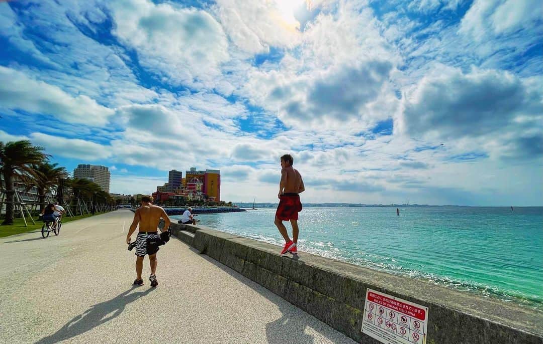 武尊さんのインスタグラム写真 - (武尊Instagram)「沖縄で走り込み合宿。 太陽浴びて自然の中でトレーニングして 色んなことをシャットアウトして 久しぶりに心のデトックスも出来て 日に日に心が健康になっていくのを感じる。 金髪になったちょっとアホな親友と 今日もトレーニング頑張ります👬🏼 #金髪TT兄弟 @tatsuya.oiwa」11月22日 10時37分 - k1takeru