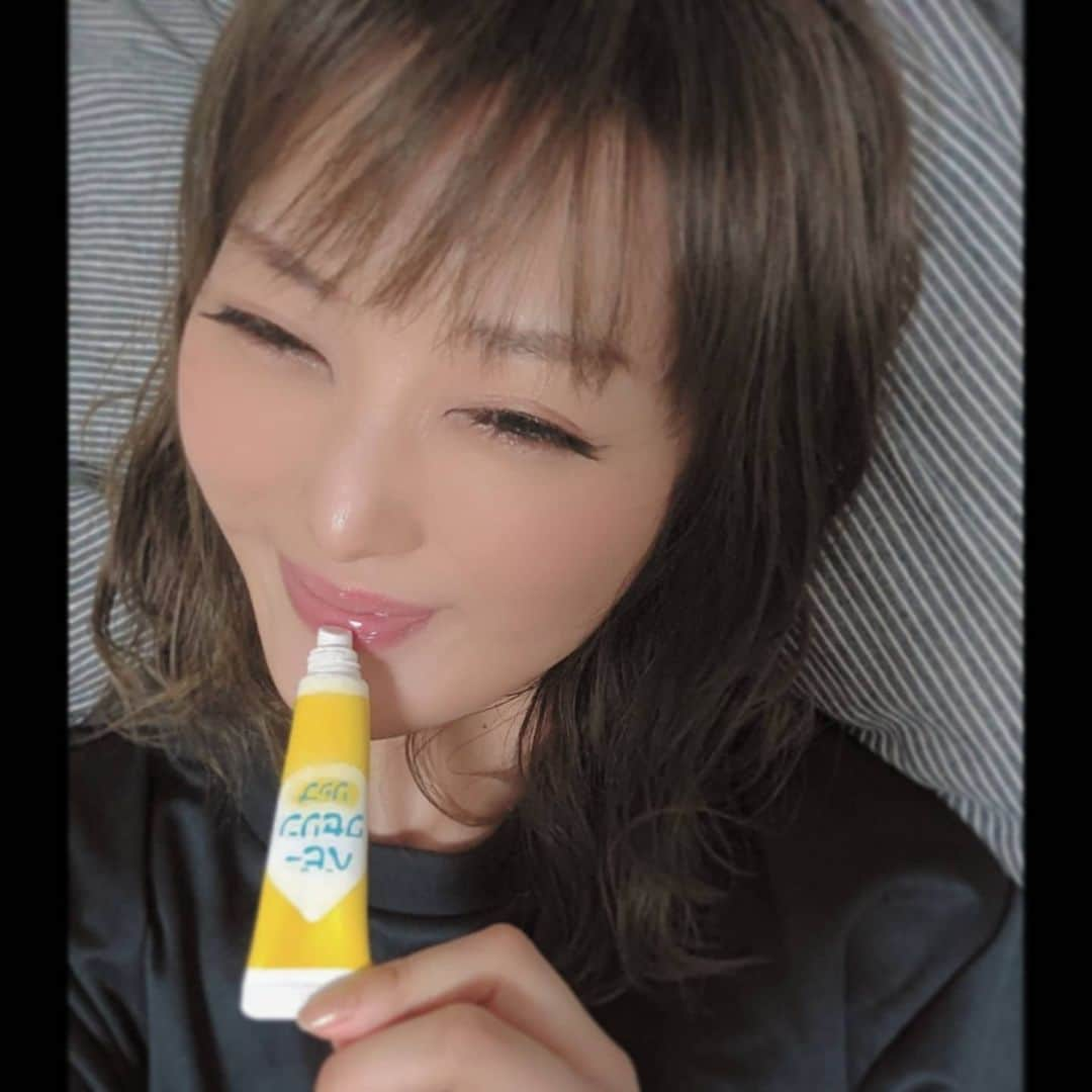 松浦麻里奈さんのインスタグラム写真 - (松浦麻里奈Instagram)「キャストズセレクトからの頂き物😘 健栄製薬「ベビーワセリン 60g/ベビーワセリンリップ 10g」  乾燥しがちな皮膚、口唇の保護に😍⚡ 無香料、無着色、パラベンフリーで 赤ちゃんの乾燥した肌にも使えるよーっ😽✨  わりとかためのテクスチャーなので 保湿抜群！！ 潤いはしっかり(ʘᴗʘ✿  朝かれ夜まで、ケア用として常備🌷  @castsselect #ベビワセ#ベビーワセリン#ベビーワセリンリップ #キャストズセレクト#Cosme#コスメ#cosmetics #美容 #Beauty#Beautycare #保湿#ボディケア#ボディ #リップ #リップクリーム #冬#乾燥肌 #乾燥肌にオススメ #乾燥肌対策 #秋 #メイク#make#makeup #ハンドクリーム #手荒れ改善 #肌荒れ改善 #美肌#美容好き #ボディケア」11月22日 10時40分 - ay114.831m