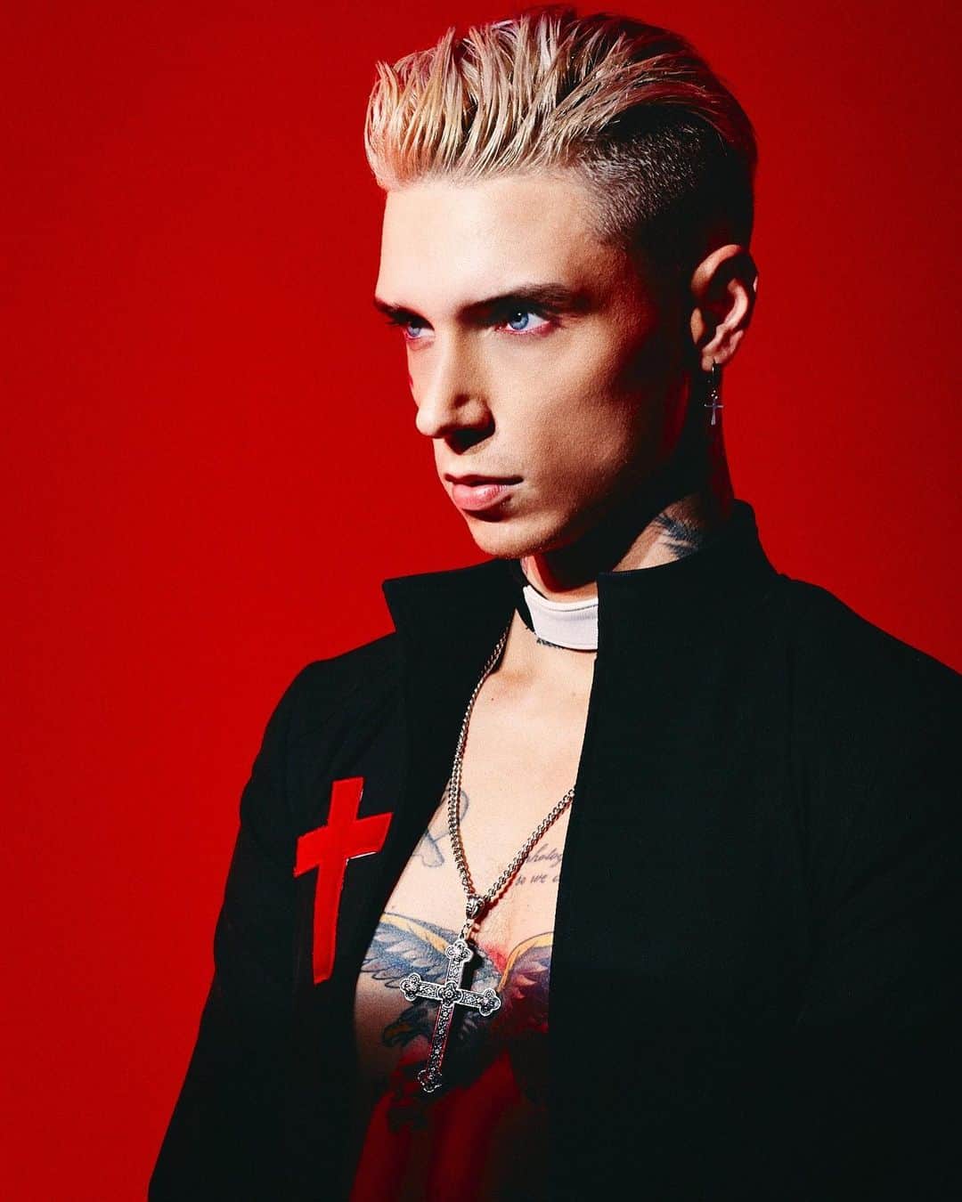 アンディー・ビアーザックのインスタグラム：「“Find holy embrace...”⁣⁣⁣ ⁣⁣⁣ “Scarlet Cross” is out now on all digital streaming platforms! Link to single and video in bio ⁣⁣❌🖤⁣ ⁣⁣⁣ 📸 @jonathan.weiner」