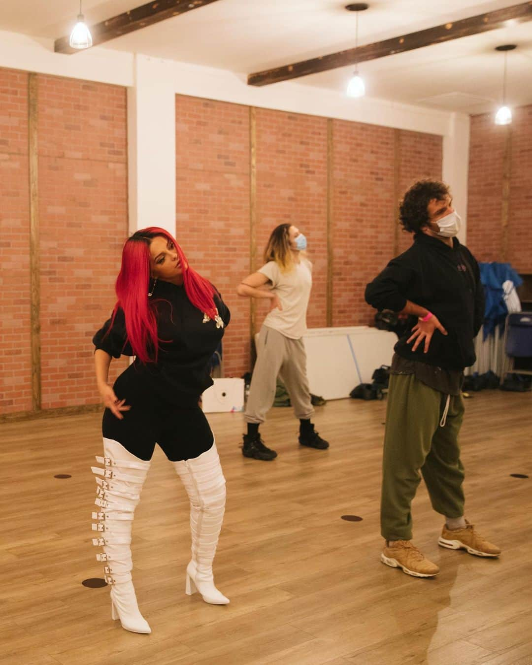 Bebe Rexhaさんのインスタグラム写真 - (Bebe RexhaInstagram)「Almost ready 💃 Baby I’m Jealous LIVE with @dojacat tomorrow on the @amas 8/7c on ABC.」11月22日 5時17分 - beberexha