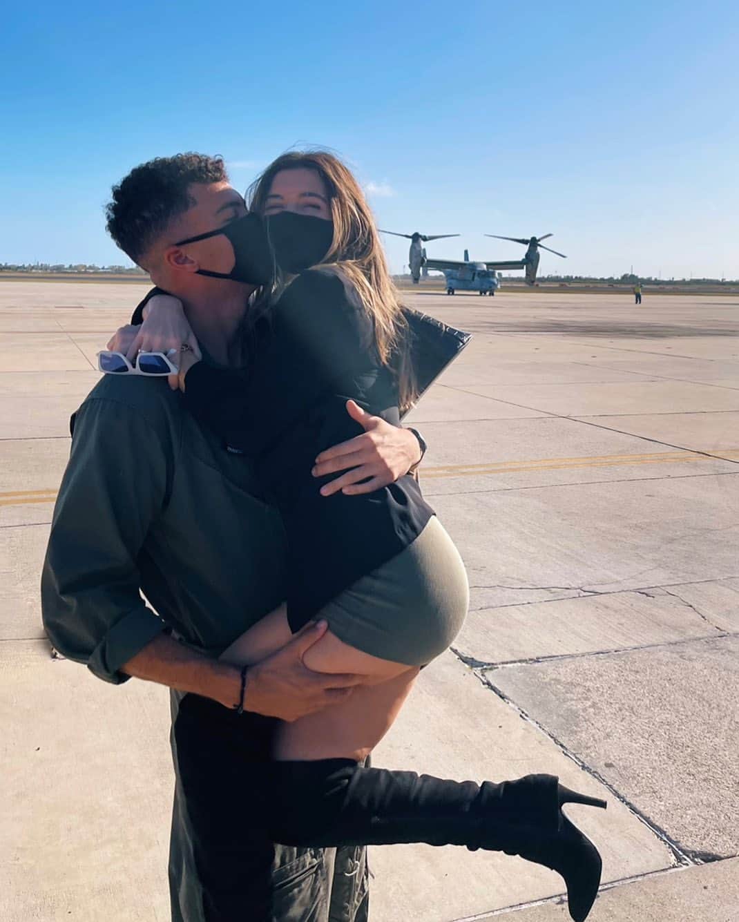 Nikki Blackketterのインスタグラム：「my mans graduated flight school yesterday 🥰👏 *cue Top Gun theme song* 🎶  he’ll be flying that big guy in the back with the Marines ✨ flight school is no joke and he works his ass off, I’m proud as hell 🥺🙏🏼🙌」