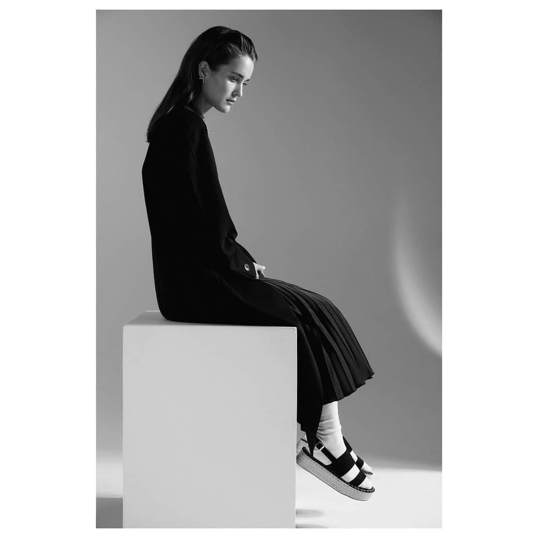 ケイト・ハリソンのインスタグラム：「Mindful . @timothyfernandezphotographer」