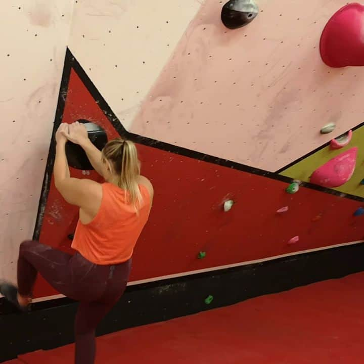 リア・クレインのインスタグラム：「Grateful to be able to carry on training through this lockdown 🙌🏻 Didn't quite have enough beans left at the end of this session for the last move though 😂  Luckily, we can keep training at @awesomewalls_sheffield as elite sport is exempt and Shauna's Olympic bid still continues.  🔹 Heads up 📢 Looking for a new sports bra, leggings, hoodies or trainers? The count down is on for @wit.fitness Black Friday Sale ⬇️ • Monday 23rd - Metcon Monday - 8am GMT - up to 30% off Metcons  • Tuesday 24th - Nano Tuesday -  8am GMT - up to 30% off Nanos • Wednesday 25th - WIT Wednesday - 8am GMT - up to 70 off WIT own brand  •Thursday - 2pm GMT early access to full Sale for VIP's  • Friday - 5am GMT full sale general access AND new Nobull and WIT launches  Find the link in stories to sign up for early access!」