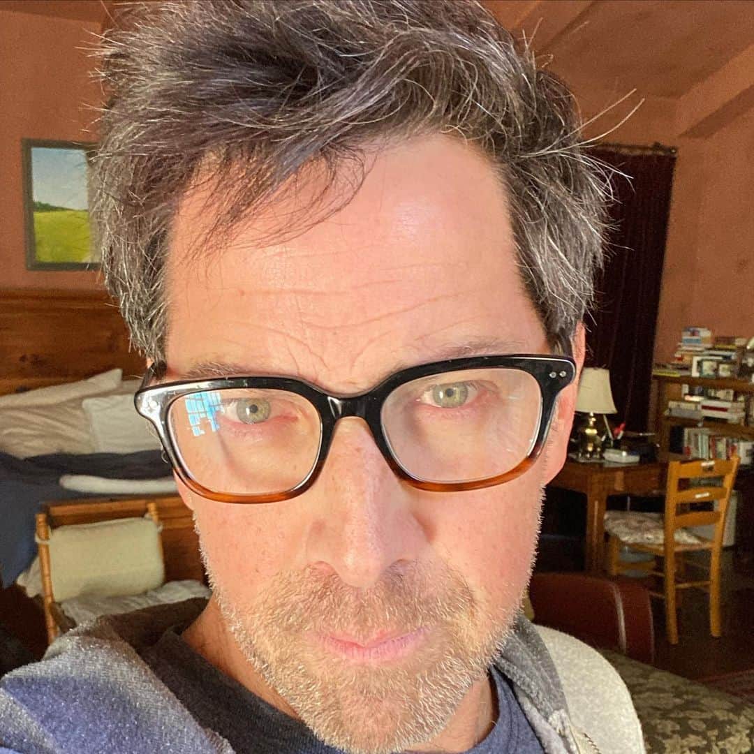 ダン・ブカティンスキーのインスタグラム：「Umm.  This is what I call “The Nobody’s Looking at Me” look.  #staysafe #socialdistance #wearamask」