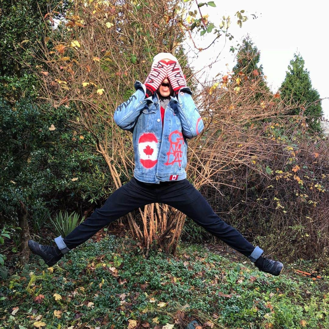 シーン・マコールさんのインスタグラム写真 - (シーン・マコールInstagram)「Today is November 21st - Red Mitten Day! 💝 ⠀⠀⠀⠀⠀⠀⠀⠀⠀ Grab a pair from @hudsonsbay or the link in my profile and support all the @TeamCanada athletes going to Tokyo next year! 🇨🇦 ⠀⠀⠀⠀⠀⠀⠀⠀⠀ These make great stocking stuffers, and keep your hands super toasty 😊 #ad #redmittenday」11月22日 5時23分 - mccollsean