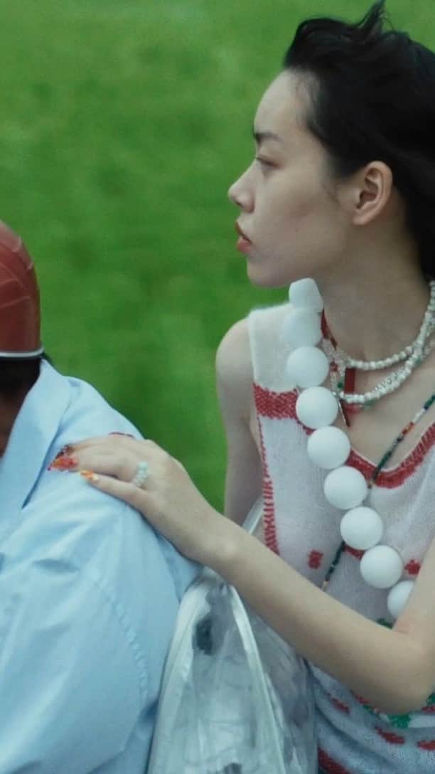 のインスタグラム：「A young woman returns to the countryside for her grandmother’s birthday. She is unhappy but by the end remembers everything she loved about the village. Set in designer Yueqi Qi’s hometown, Kaiping, this is a deeply personal story about the place where she spent her formative years. Directed by Ziming Qin @zimingqin   Yueqi Qi @_yueqiqi  Based in Guangzhou, China, Yueqi Qi is a fashion and jewellery designer with a love for the skills of couture. Using beads as a fabric, she draws on her heritage and aims to bring traditional Chinese craft techniques to the international stage.」