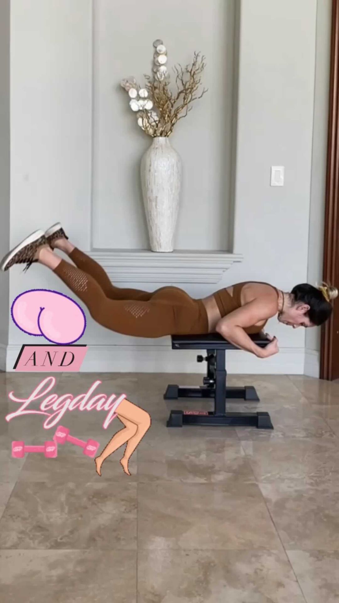 Michelle Lewinのインスタグラム：「-Yes mami, these were posted on my Stories yesterday (wearing @one0one_101), but you ladies blew my inbox into pieces with all requests to post these videos “normally" so they won't disappear... so here they are! This can be done as a workout routine, or as a circuit (4 sets. Or 5, if you still got the power to do it)😬  1️⃣15 repetitions per leg  2️⃣12 repetitions per leg 3️⃣15 repetitions 4️⃣12 repetitions  5️⃣20 repetitions  Just keep it up, girls! If you need more home workouts, I have a 60 day program for you on the app Fitplan. Download it for free from my website (link in bio), TAMBIÉN EN ESPAÑOL!」