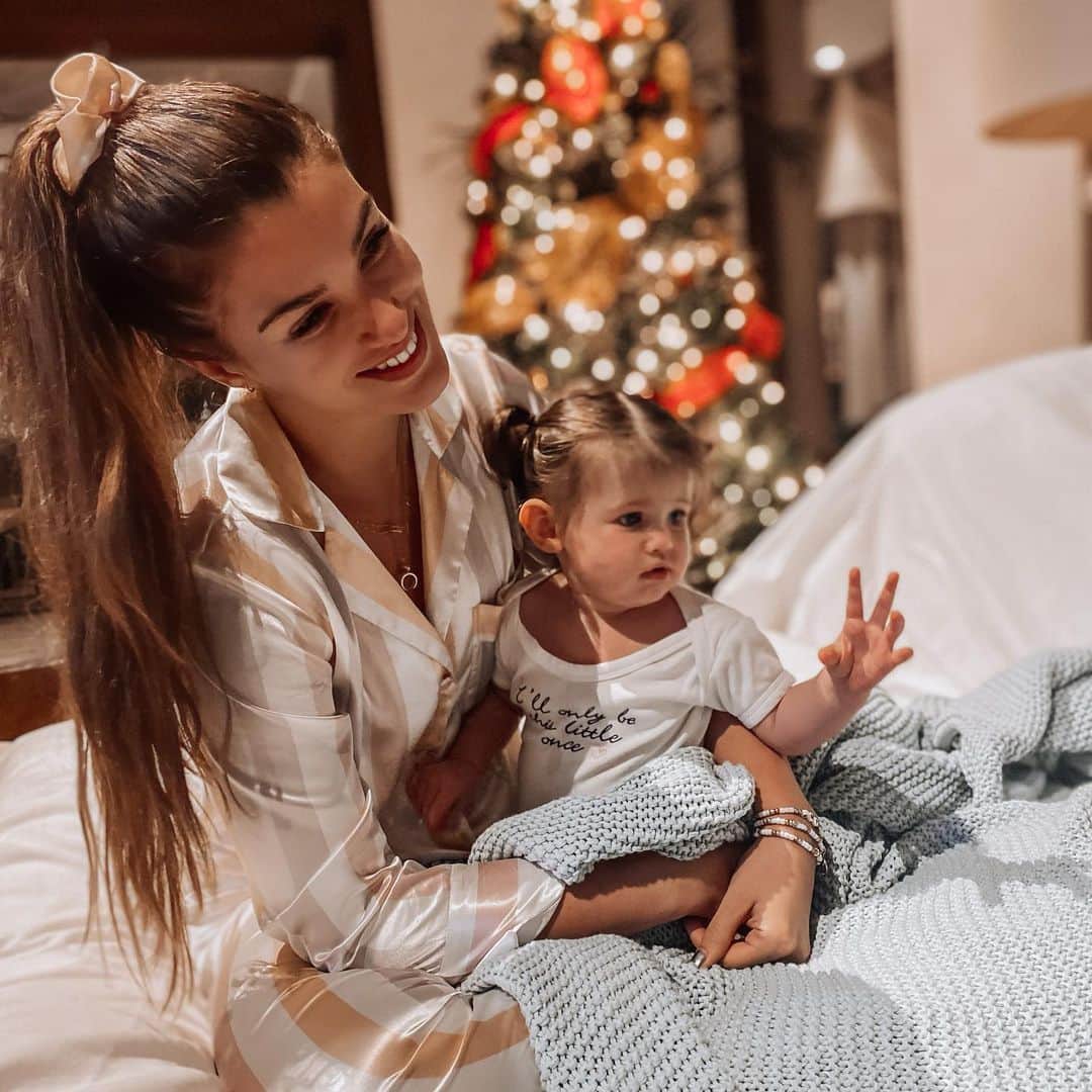 のインスタグラム：「‘I’ll only be this little once’ thank you @wiselittlewordsgifts for this reminder ... sometimes when I’m about to blow my head off 🤬🤯because she’s broken something or won’t sleep , won’t eat or I’m just on one 😂I try and stop and breath and remember that this all passes , every difficult moment , every challenge , it’s not constant , things in life change very very quickly and Christmas trees are back yay🎄 💗#justkeepbreathin #2020mums」