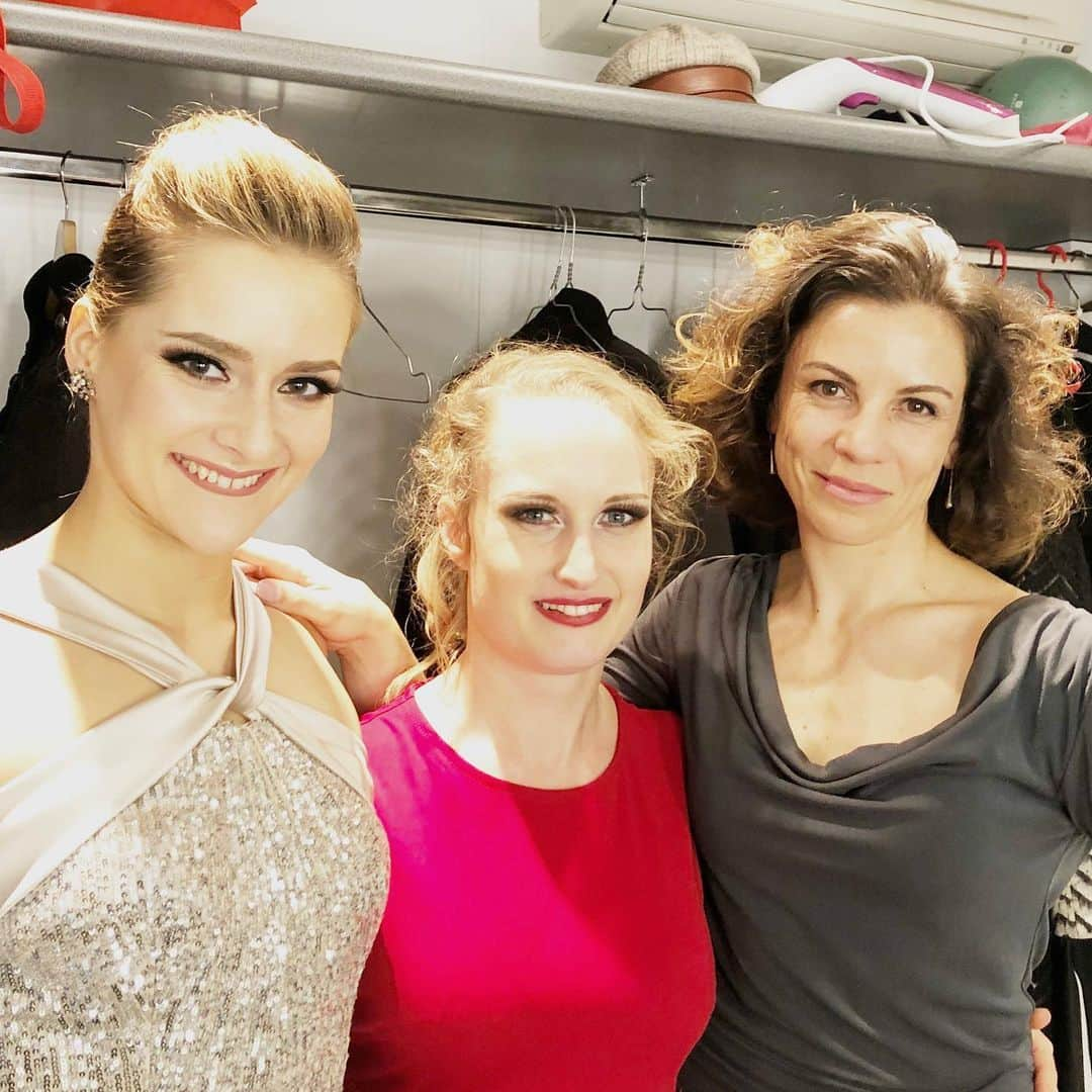 バレリー・イネルシのインスタグラム：「I miss the vibe of strong soloists women! @maria_sarach @lisa.rinne @valerie_inertie @festivalducirquedemontecarlo  #circusworld #circuslife #circusart #performingartist #entertainement #circusaroundtheworld #cirquegram  #powerfulwoman #topperformer」