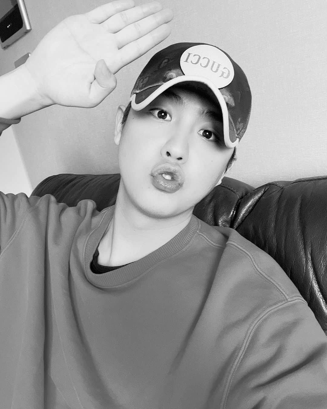 インジュン のインスタグラム：「くちびるあげます💋笑笑 입술줄께요💋笑笑 . . . #셀카#셀피#데일리#일상#인준 #selfie#daily#l4l#injun #インジュン#くちびる#💋」