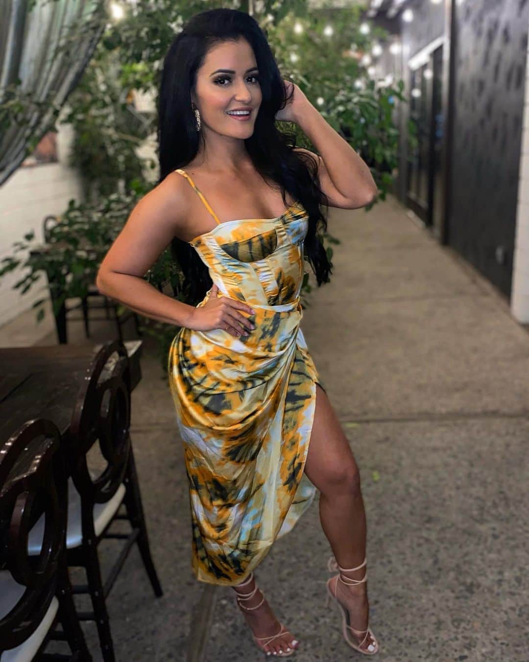 Jessica Arevaloのインスタグラム：「SINGLE. HAPPY. THRIVING.💯 - I know I’ve been away from social media and not posting as much as I normally do. I’ve def been in a transition the last few months with not being able to go to the gym (because of a car accident), moving and going through a break up. But I am here and I am alive!  - I just started getting back on my diet and a routine in the gym this week. Starting off very slowly but it makes my heart happy to be active again! Thank you all for the caring messages y’all send daily. I love you guys and have been working really hard on my launches happening very soon! - I’ll be back to my normal posting again just needed time to myself to heal my body and mind.🙏🏼❤️ Feeling happy about the future and I know the best is yet to come.💯」