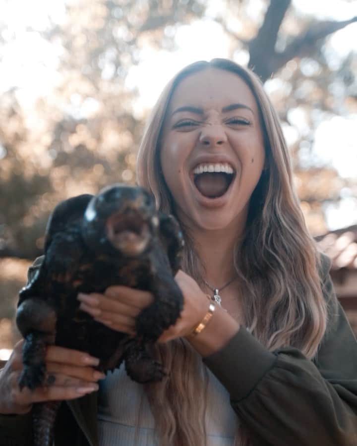 チャーリー・ジョーダンのインスタグラム：「Today I’m posting a very special video on my YouTube about the @turtleconservancy 🐢 just because the world has slowed down doesn’t mean it doesn’t need our help! Prior to Covid I traveled predominately to Third World countries where I would partner with individuals or groups to bring awareness to animals, natural disasters, or areas in poverty. Continuing that work locally is so important to me and there are so many sanctuary‘s like this one that need our help. A huge part of the reason we are able to protect incredible species like these and have sanctuaries is through donations. And because of the lack of tourism currently everywhere it’s up to us to make sure these places stay afloat. Make sure you guys check out their website and watch the video! It was so cool hanging out with such unique species and learning more from @forrest.galante 🌈」