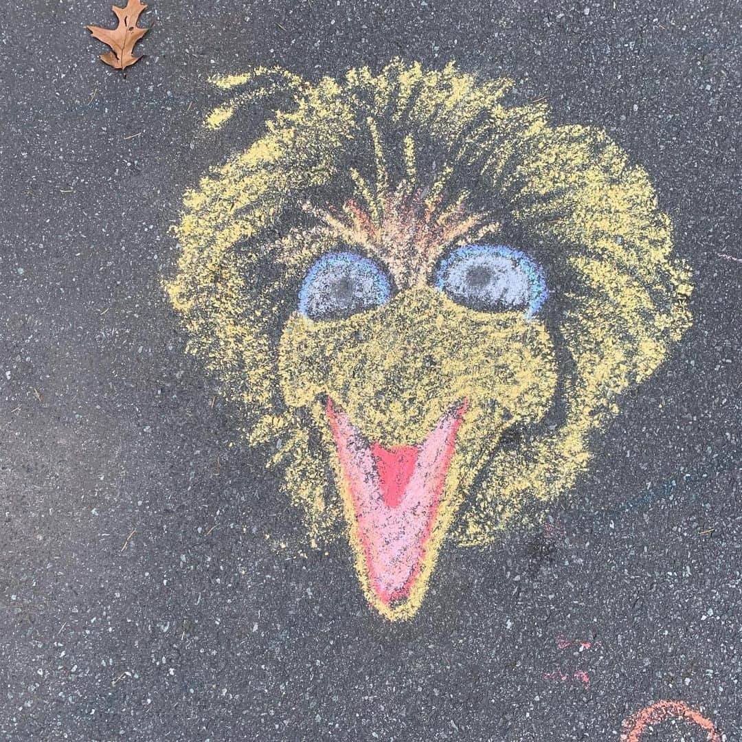 クリステン・コノリーのインスタグラム：「A day with @taracgiordano and @roboddieart makes everything better, including your driveway ❤️🌈🍇💫」