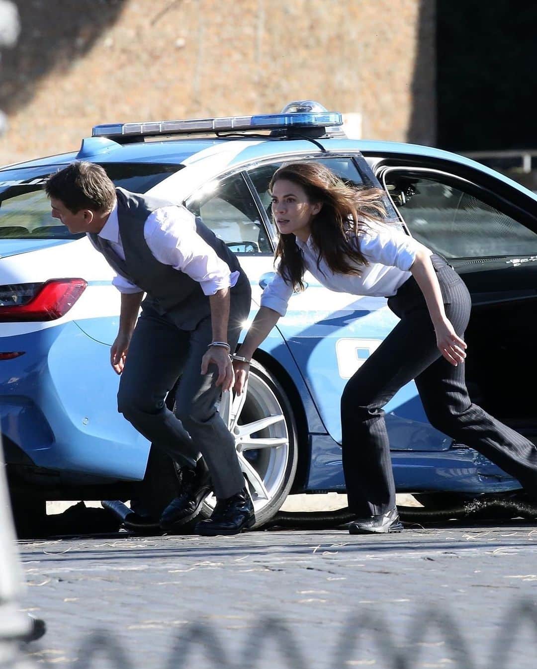 Just Jaredさんのインスタグラム写真 - (Just JaredInstagram)「@tomcruise was handcuffed to Hayley Atwell while filming a scene for “Mission: Impossible 7” in Rome #TomCruise #HayleyAtwell #MissionImpossible Photos: Backgrid」11月22日 6時13分 - justjared
