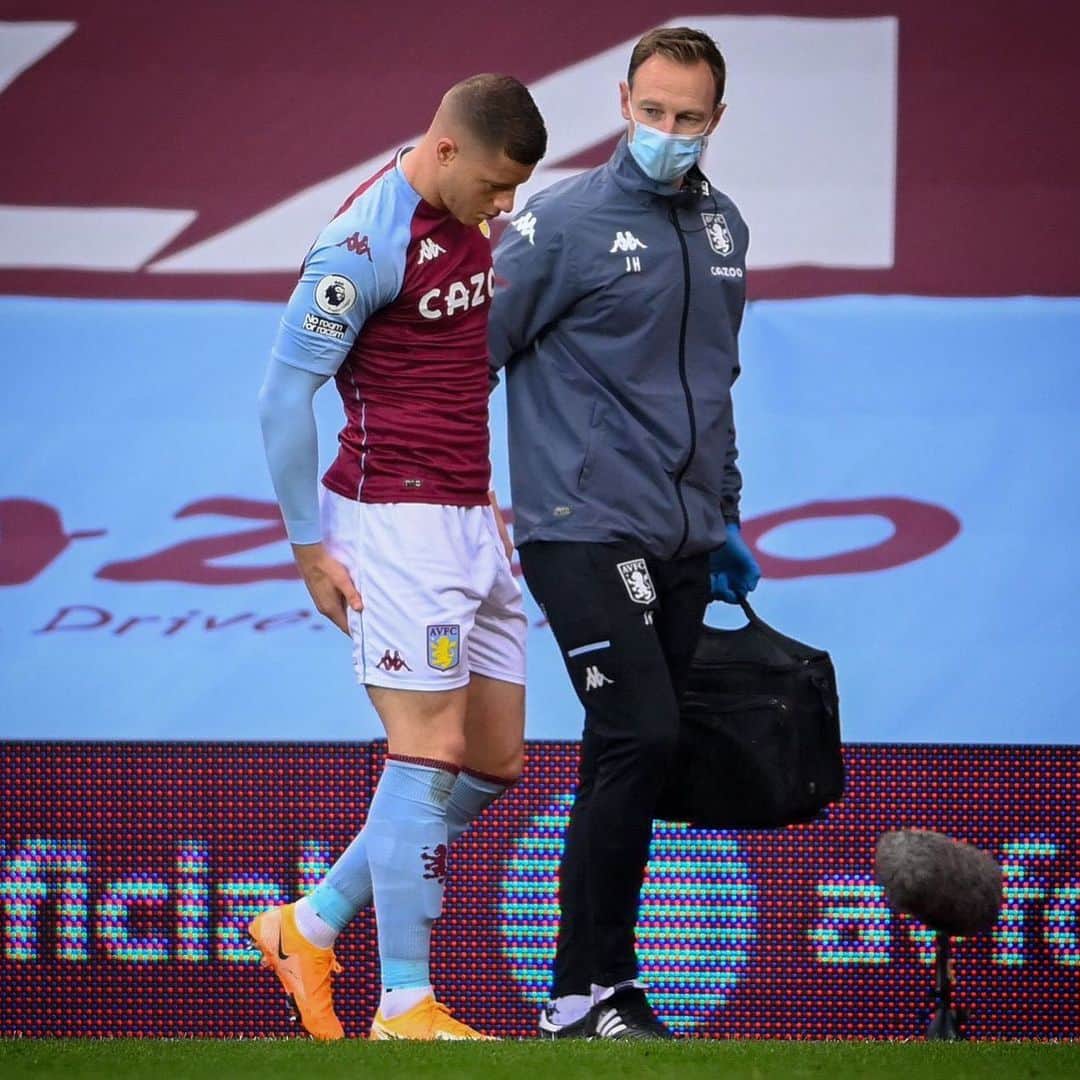 のインスタグラム：「Thought the boys deserved more from the game today. Disappointed with the injury, hopefully back very soon. #AVFC 🟣🔵👍🏻」