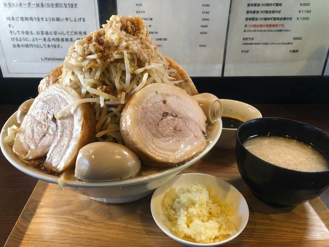 のインスタグラム：「新田にあるらぁ麺＆Cafe,barの「Life is beautiful」さんで食べたデカ盛りラーメン！  びゅーじろう！  豚が分厚いのに柔らかくて、めちゃくちゃ美味しかった！  スープもニンニクと背脂たっぷりなのに、上品な感じで、ゴクゴク飲めました！  こちらを食べてる動画がYouTubeに公開されてます！  皆様、是非！ご覧下さい！」