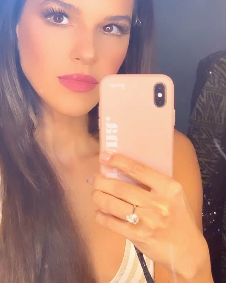 Mariana Riosのインスタグラム：「Passando só pra falar que tô aqui me preparando psicologicamente para a noite de hoje! Afinal de contas Próximo N1 Villamix vai pegar fogo com a presença de @lauanaprado 🔥❤️🍺 22h espero vocês ao vivo no @multishow e no canal @villamix no YouTube! @brahmacerveja  @endemolshinebr  @liviaandradereal  @rodrigogiannetto  #apreciecommoderacao  #proximon1」