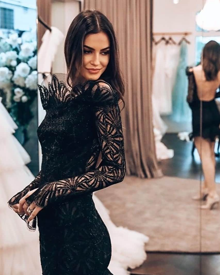 Steven Khalilさんのインスタグラム写真 - (Steven KhalilInstagram)「French chantilly lace beautifully sculptured to frame the neckline #stevenkhalil」11月22日 6時26分 - steven_khalil